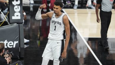 Wembanyama signe des actions extraterrestres et se rapproche des 30 points lors de la première victoire des Spurs